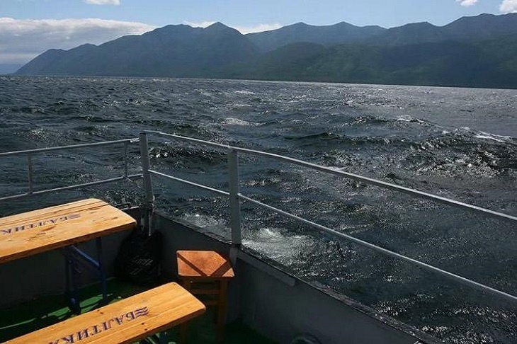 Байкал разбушевался: уровень воды превысил критический