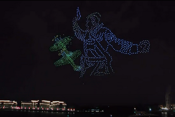 Тысячи дронов осветили небо над Петербургом в честь 75-летия Победы