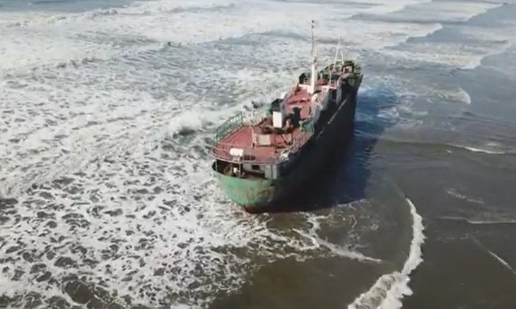 Тайфун «Майсак» выбросил на берег корабль-призрак
