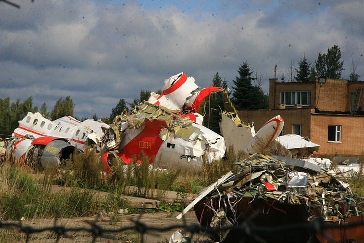 Обломки самолета президента Польши Леха Качиньского.