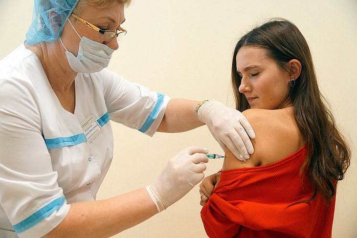 Испытания британской вакцины от COVID-19 приостановлены по всему миру