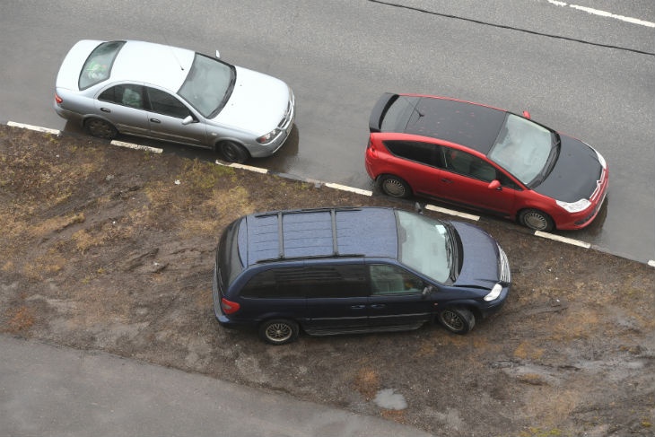 В России начнут штрафовать за проезд и парковку на газоне 