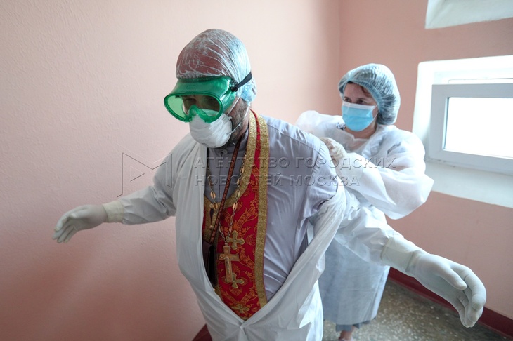 «Батюшка по вызову»: как священники причащают больных коронавирусом