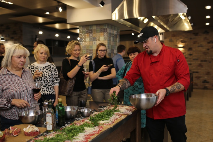 В Москве прошла презентация нового мясного бренда «Стейковка» в формате мастер-класса с популярным шеф-поваром