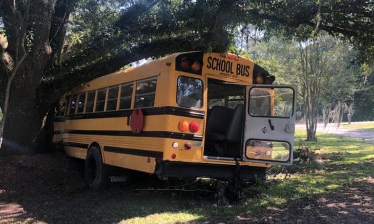 Кража и насилие: 11-летний мальчик угнал школьный автобус