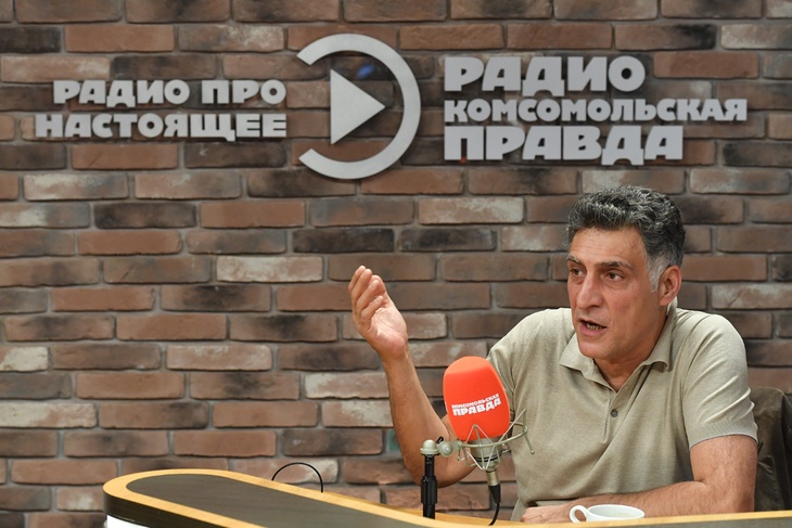 Тигран Кеосаян в студии Радио «Комсомольская правда».