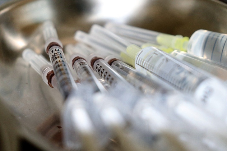 В Кремле назвали сроки начала массовой вакцинации от COVID-19