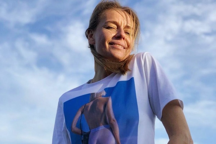 «Стыдно должно быть»: 42-летнюю Толкалину заклевали за фото голой груди