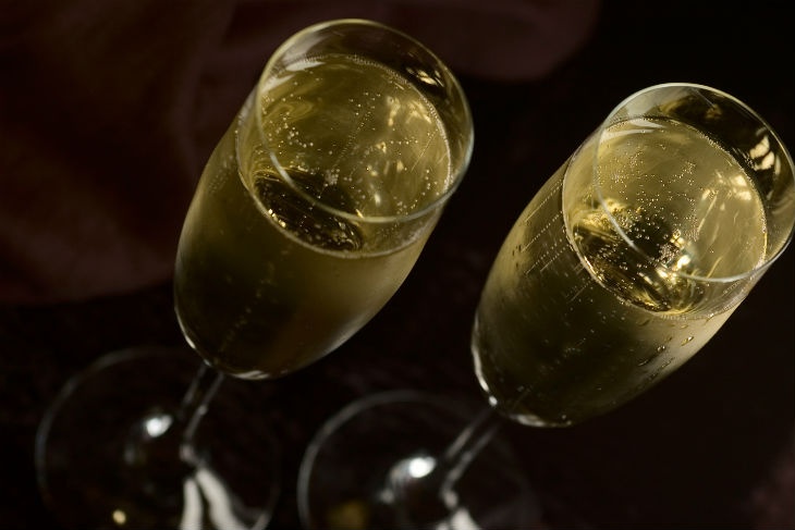 «Ударяет в голову»: диетологи посоветовали не увлекаться шампанским на Новый год