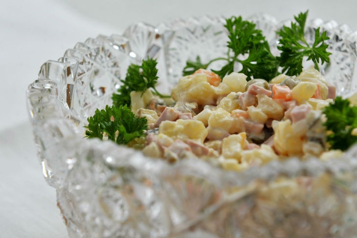 Съесть невозможно, выбросить – жалко: шеф-повар Синицын рассказал, как сохранить салаты