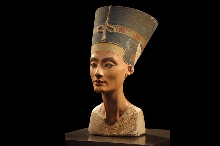 Бюст Нефертити в берлинском Новом музее.
