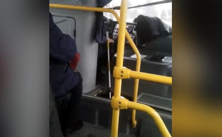 «Ехала и молилась»: россиянка сняла на видео водителя, который переключал скорости шваброй