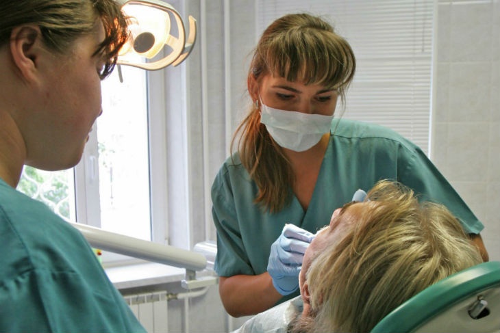 Стоматолог Смирнов описал опасное влияние алкоголя на зубы