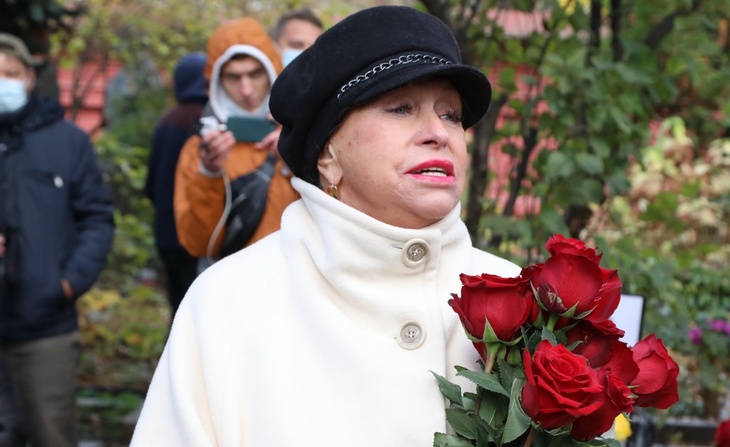 Вдова Караченцова: За мной ухаживают многие богатые люди, но они мне не нужны