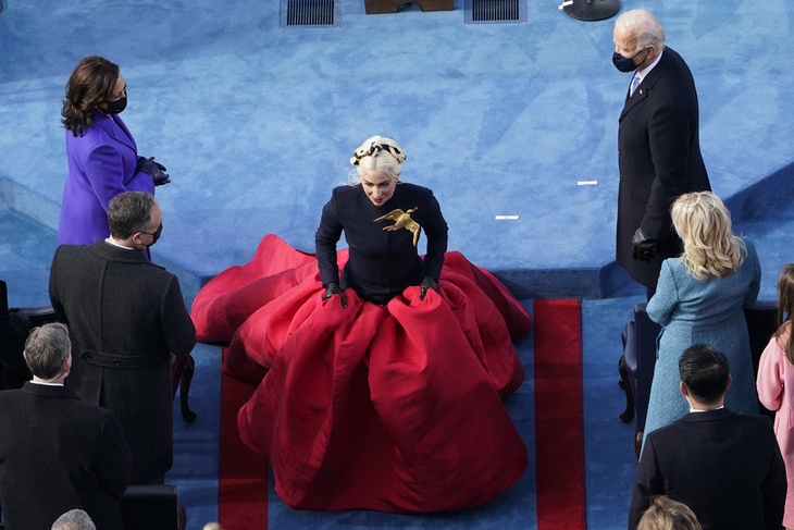 Один из самых ярких моментов инаугурации нового президента США Джо Байдена - исполнение гимна Леди Гагой в огромной красной юбке с золотым голубем мира на груди.