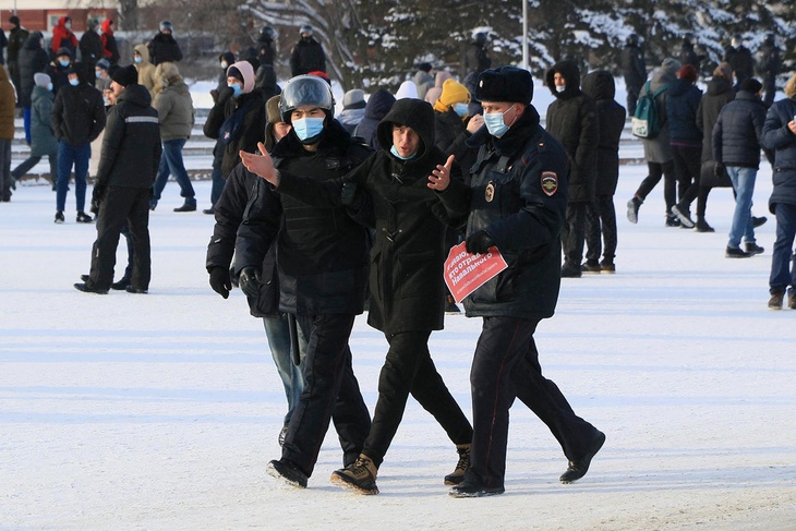 23 января 2021 года. Силовики задерживают одного из протестующих.