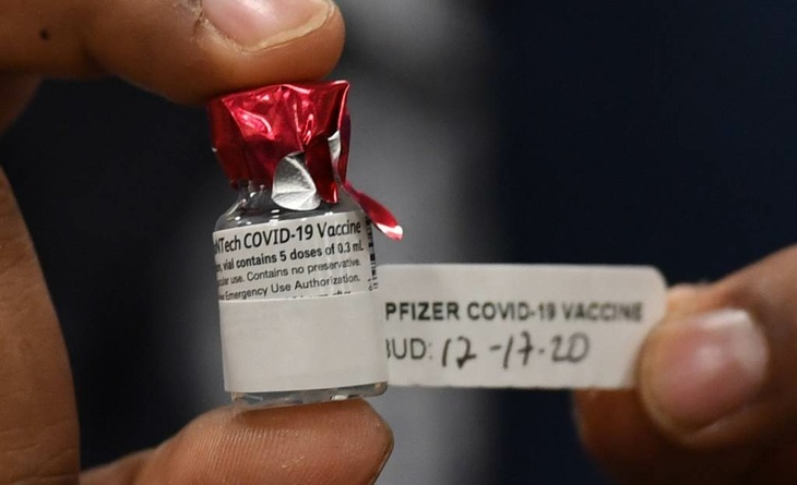 Официально вакцину Pfizer в России продавать нельзя, так как она не зарегистрирована в стране