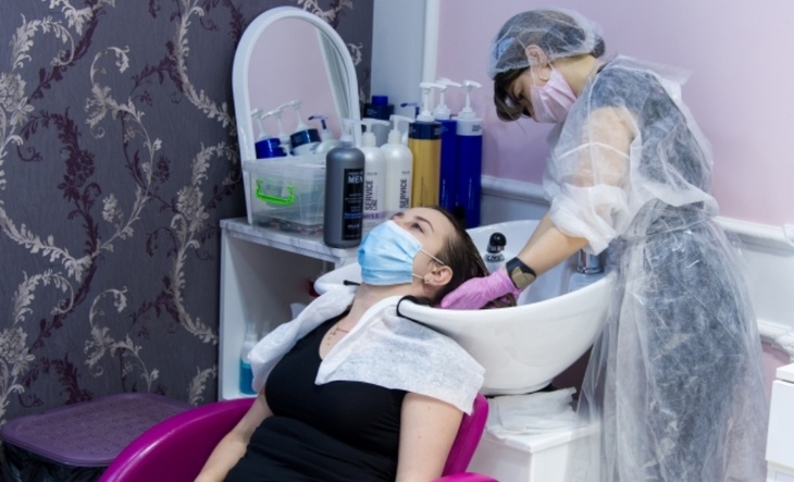 «Этикет выбрасывается в окно»: парикмахеры раскрыли раздражающее поведение клиентов