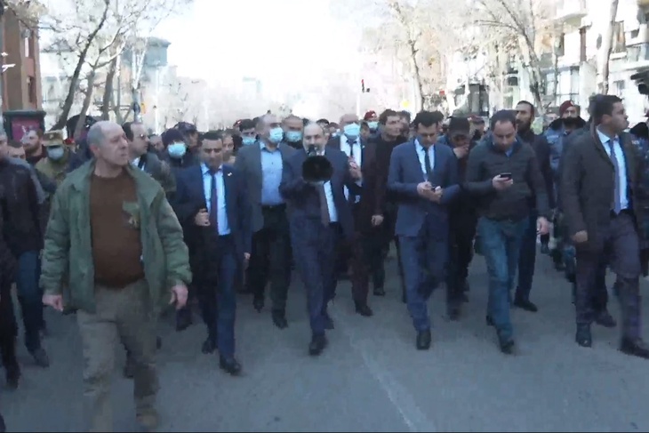 Никол Пашинян (в центре с мегафоном) прошел со своими сторонниками по Еревану.