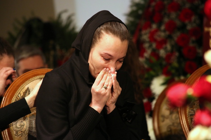 «В невменяемом состоянии»: вдова Грачевского потеряла сознание на вечере памяти режиссера