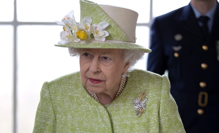 Приверженность долгу: королева Елизавета II вернулась к работе после смерти мужа