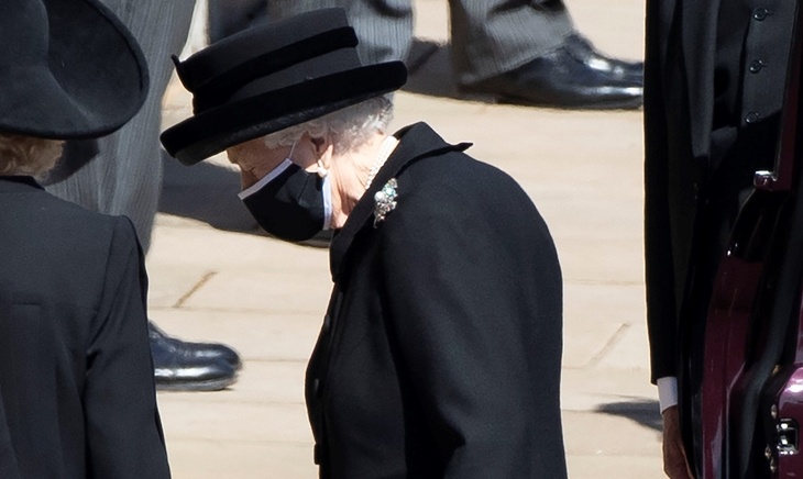 Двойная боль: королева Елизавета II пережила еще одну трагедию в день похорон мужа