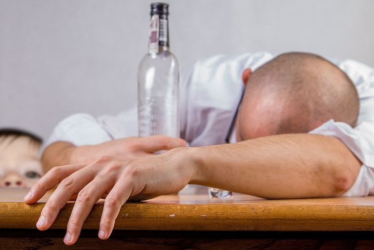 Нужен не только кнут: эксперт – о том, как побороть пьянство в России