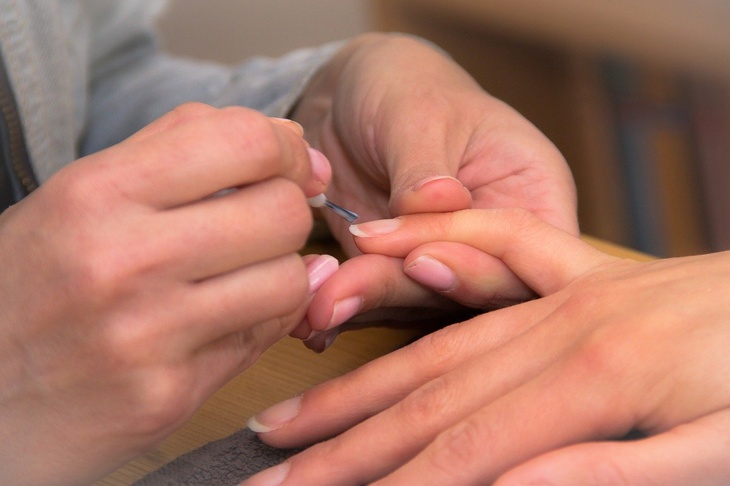 «У кого-то руки волосатые»: Мясников опроверг популярный миф о белых пятнах на ногтях