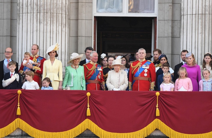 Елизавета в центре: правила, по которым члены королевской семьи выходят на балкон дворца
