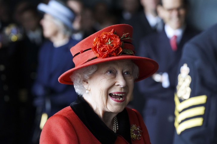 «Слишком значительно»: Елизавета II отказалась назвать новую королевскую яхту в честь мужа