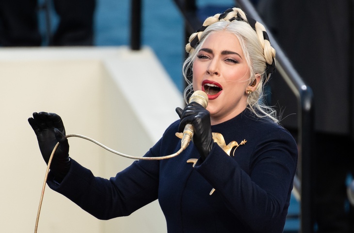 «Очень горячо»: Леди Гага в стрингах на берегу океана восхитила миллионы поклонников