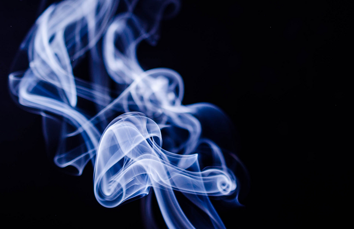 Юрист рассказал, можно ли получить компенсацию с соседа-курильщика: «Крайняя мера»