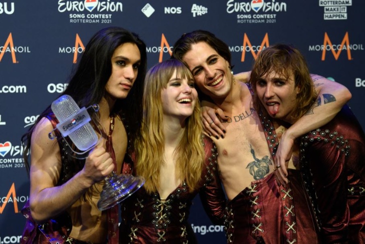 Что-то понюхал: победителя «Евровидения» заподозрили в употреблении наркотиков в прямом эфире