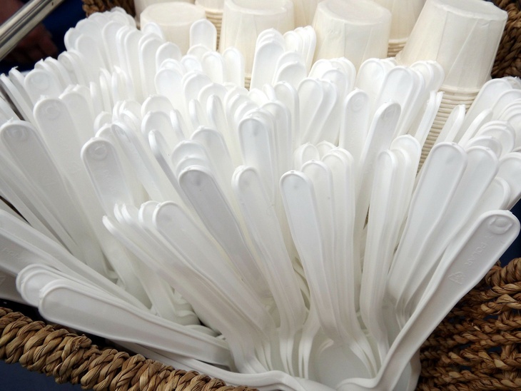 Эксперты обозначили возможные сроки отказа от пластиковой посуды