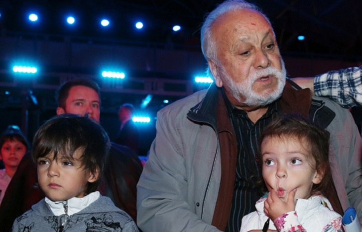 «Как душевно!»: фанатов растрогало фото детей Киркорова с дедушкой в День Победы