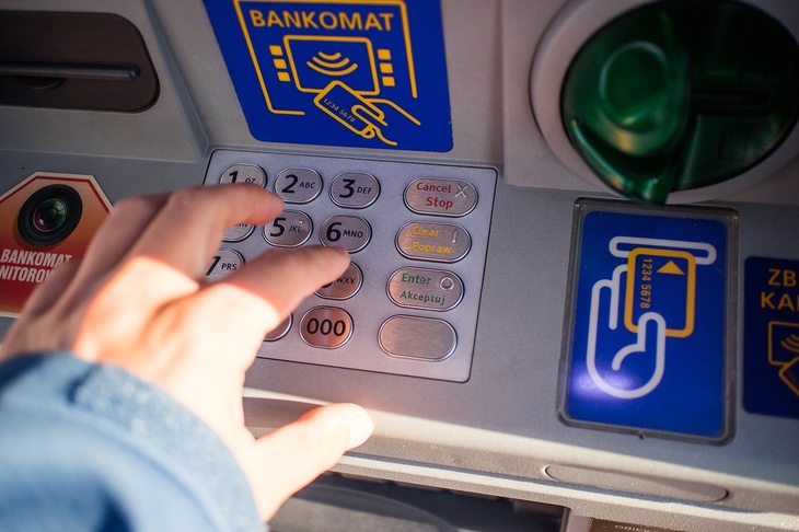 Карты, деньги, банкомат: россияне стали отказываться от снятия наличных