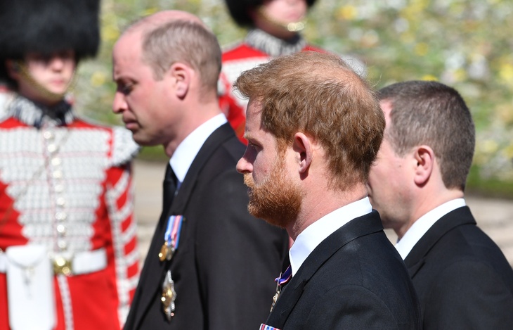 «Были готовы перегрызть друг другу глотки»: Гарри и Уильям поссорились на похоронах принца Филиппа