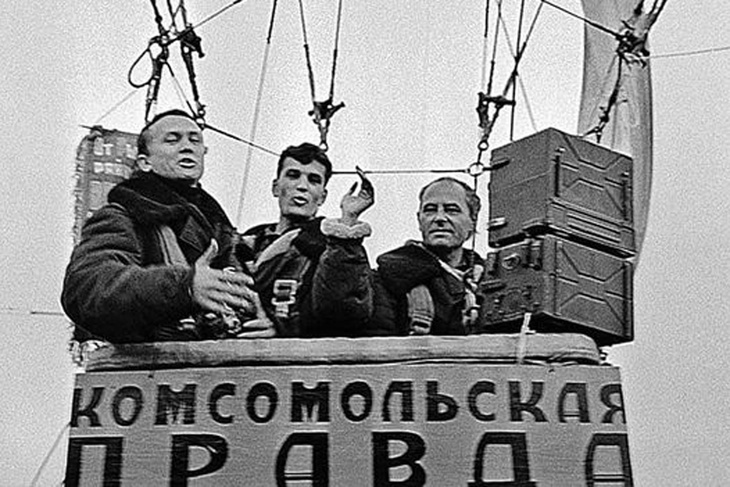 Леонид Репин (крайний слева) в своей первой воздушной экспедиции «Комсомолки» (1968 год).