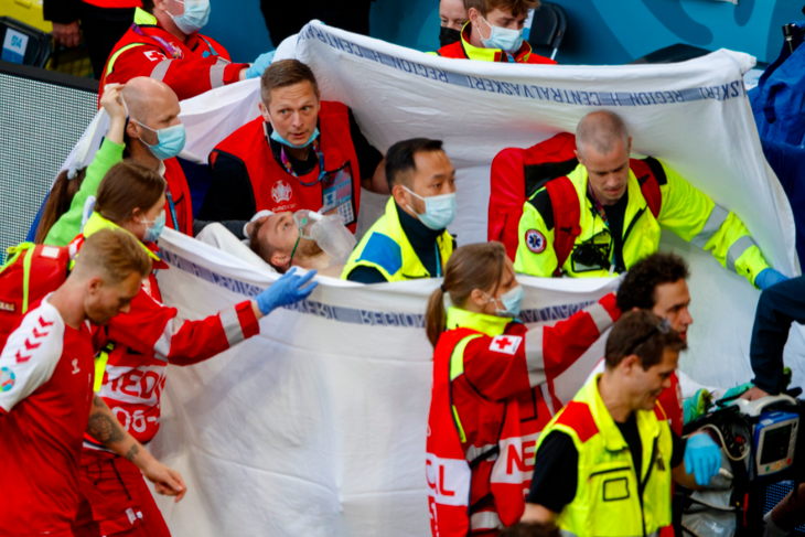 Умирал на поле: игрока сборной Дании Эриксена реанимировали во время матча «Евро-2020»