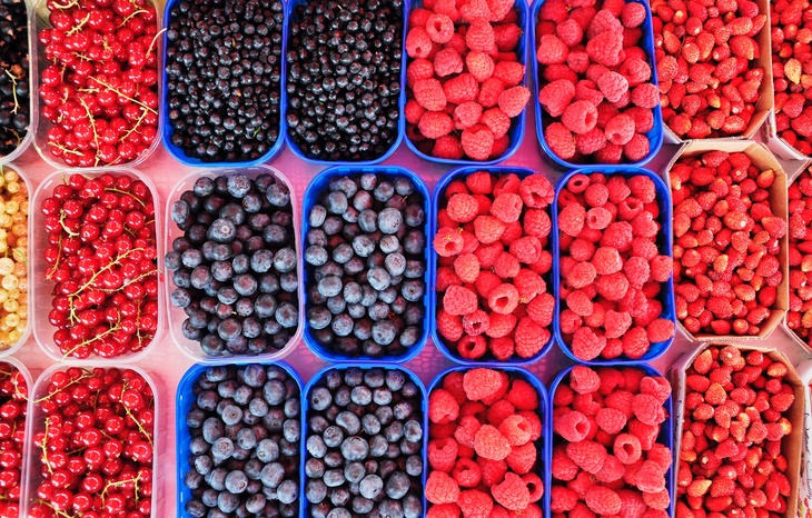 Врач предупредила об опасности сезонных фруктов и ягод