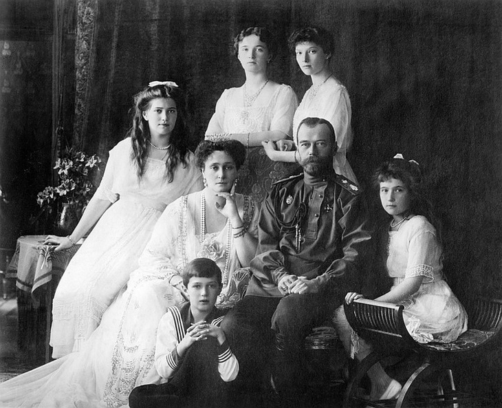 Царь Николай Романов с семьей