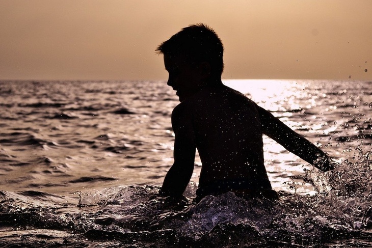 В России предложили запретить маленьким детям купаться без спасательных жилетов