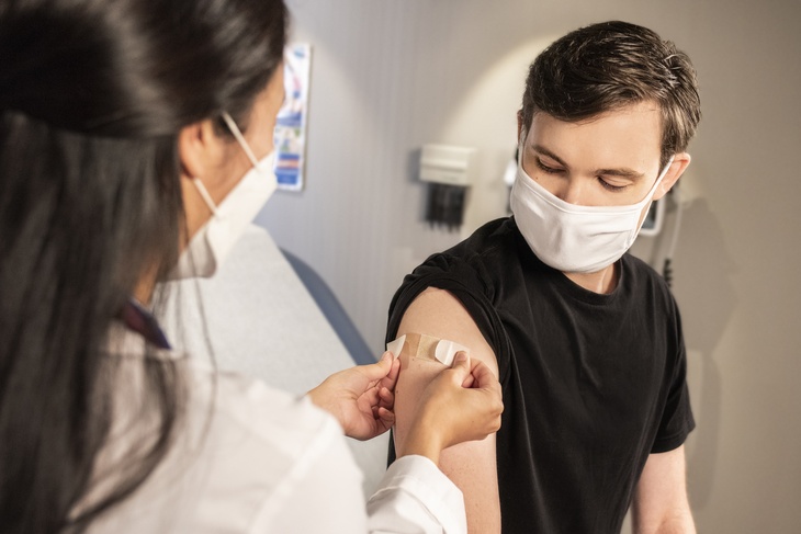 Уролог призвал мужчин не бояться потерять потенцию после вакцинации