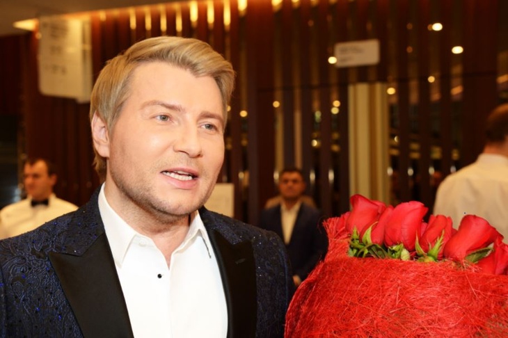 Фанаты в обмороке: полуголый Николай Басков прокатился на розовом фламинго