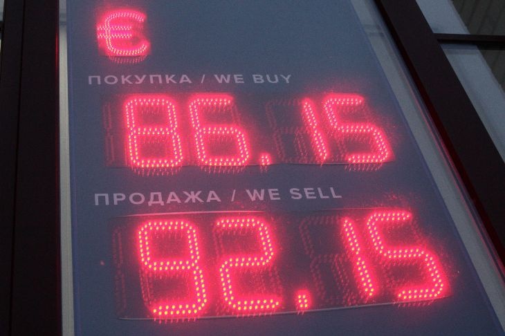 Курсовая неустойчивость: как будет вести себя рубль на фоне дорожающей нефти