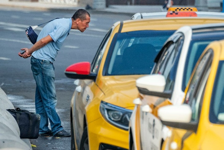 Работа по QR-коду: таксистов Подмосковья начали отключать от заказов