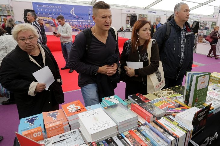 С книгой на диване: что читают россияне и сколько готовы за это платить