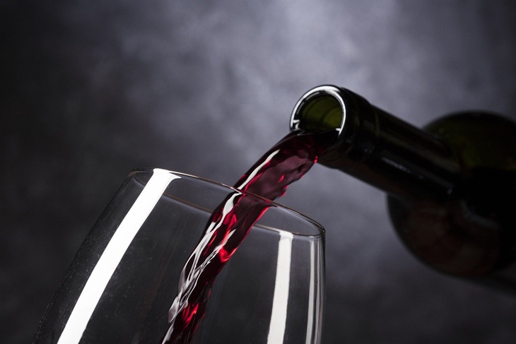 Доктор Мясников объяснил пользу красного вина после COVID-19