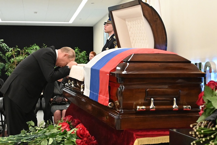 Едва не заплакал: Путин трогательно простился с погибшим главой МЧС Евгением Зиничевым