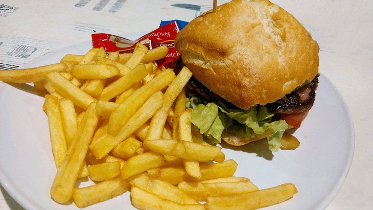 Толстеют в столовых: выявлена прямая связь ожирения и офисных обедов